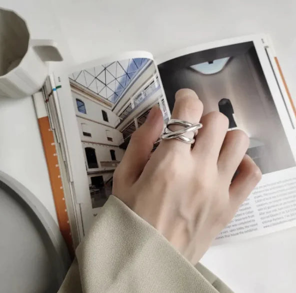 Zircon Ring with Winding Cross Lines | Jewelry
