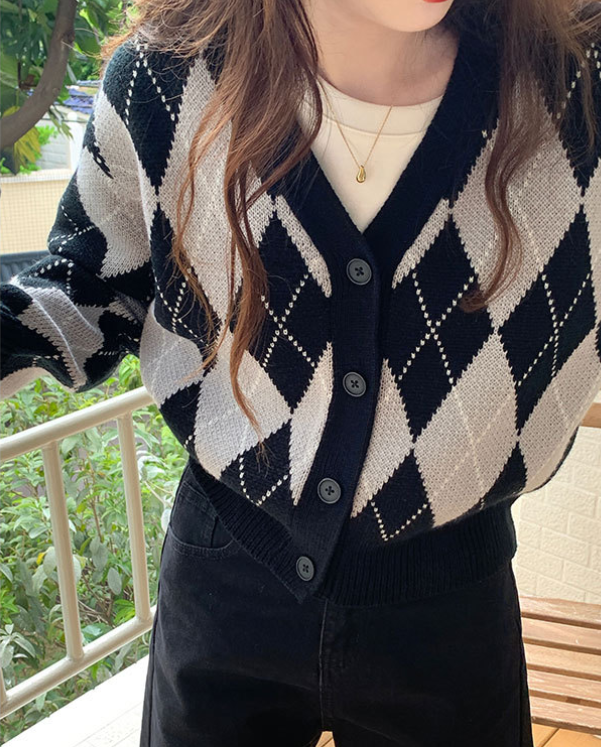 Contrast V-neck Knit Sweater in College Style