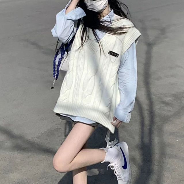 Trendy Women's Loose Knit V-Neck Vest in Beige