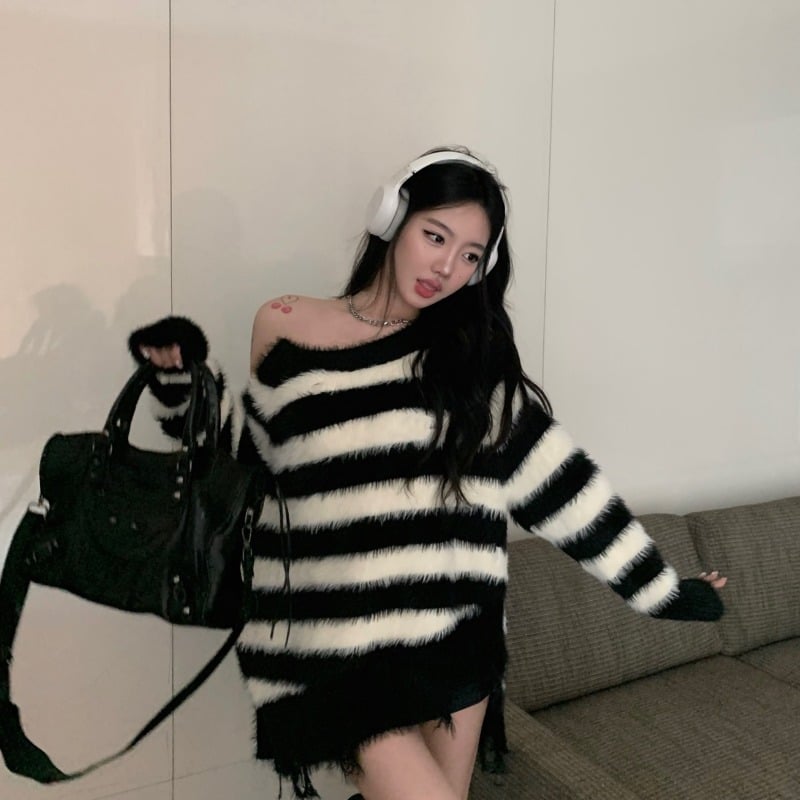 Striped Plush Sweater with Round Neck and Zipper