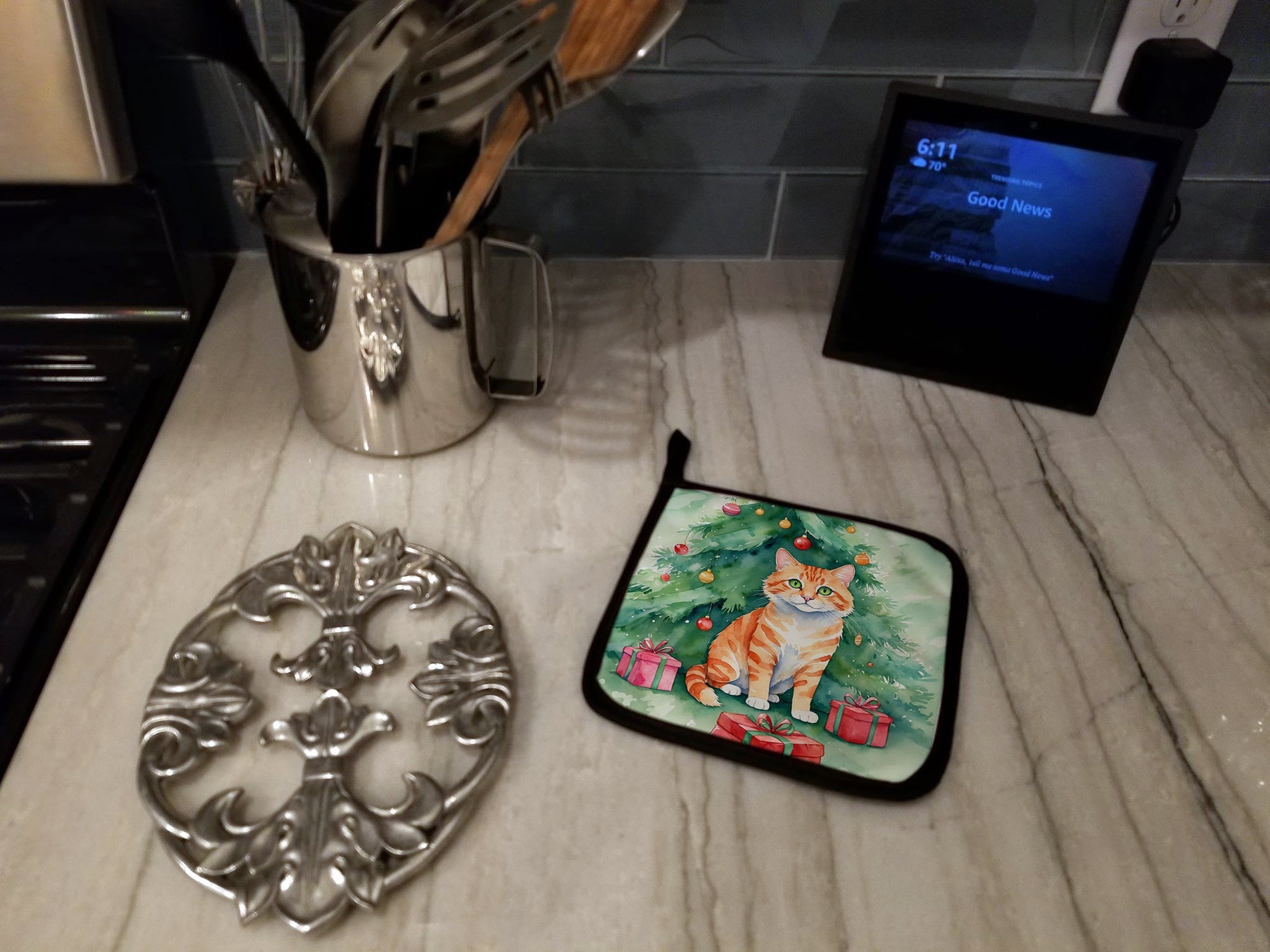 Cheetoh Cat By the Christmas Tree Pair of Pot Holders